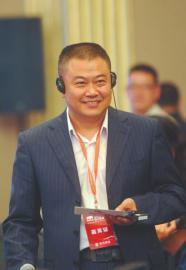 《舌尖2》导演陈晓卿亮相引关注 川菜比重加大，探讨美食文化新篇章